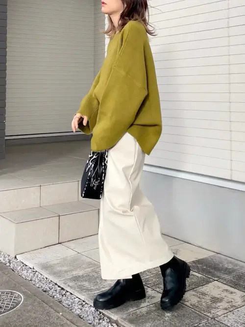 緑ニット×白のラップスカート×黒のブーツ