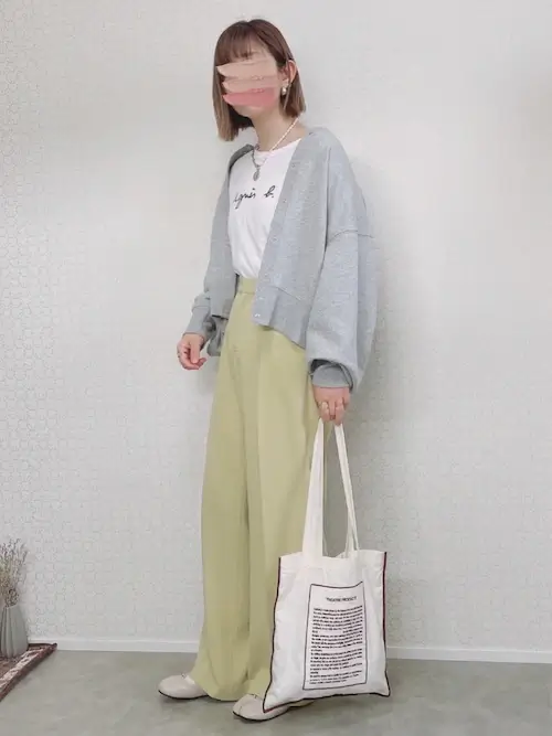 グレーのカーディガン×白のロゴTシャツ×イエローのパンツ×ベージュのサンダル