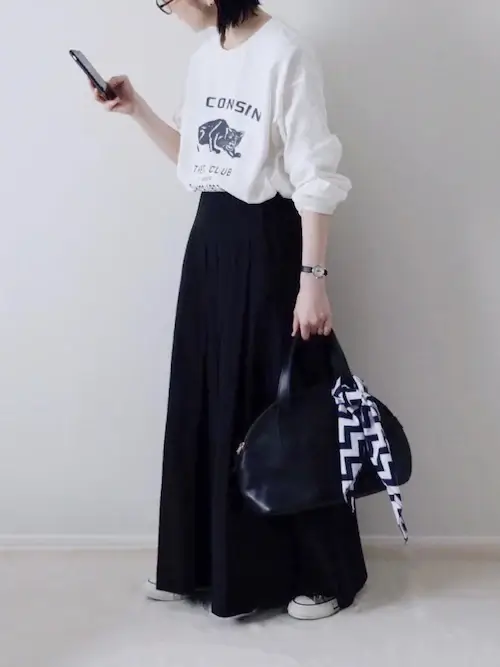 黒のプリーツスカート×白のロゴTシャツ×黒のスニーカー