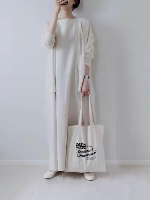 ロング丈の白カーディガン×白のワンピース×白のパンプス×白のトートバッグ