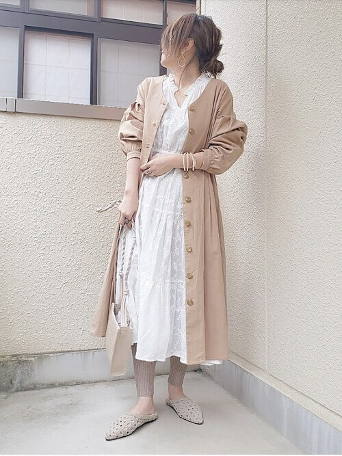 ガウンワンピース×白のレースワンピース×ベージュのレギンス×ベージュのメッシュサンダル