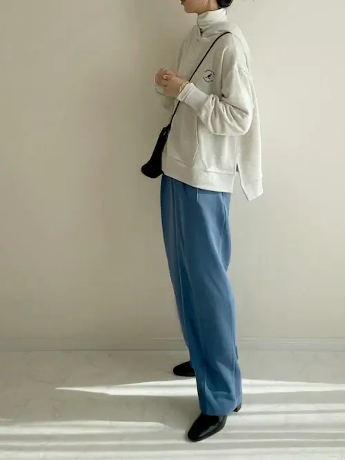 白パーカー×白のタートルネック×ブルーのスラックス×黒のブーツ