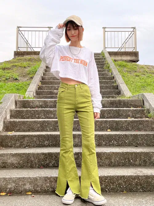 クロップド丈カットソー×グリーンのフレアパンツ×キャップ×スエードスニーカー