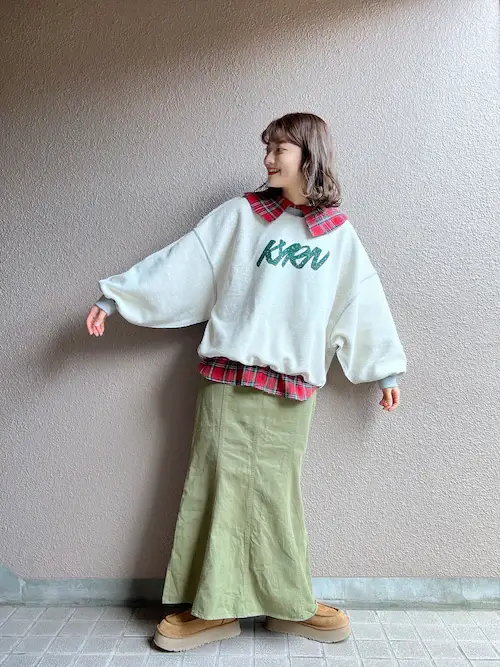 キャメルのムートンブーツ×グレーのスウェット×タータンチェックのシャツ×グリーンのスカート