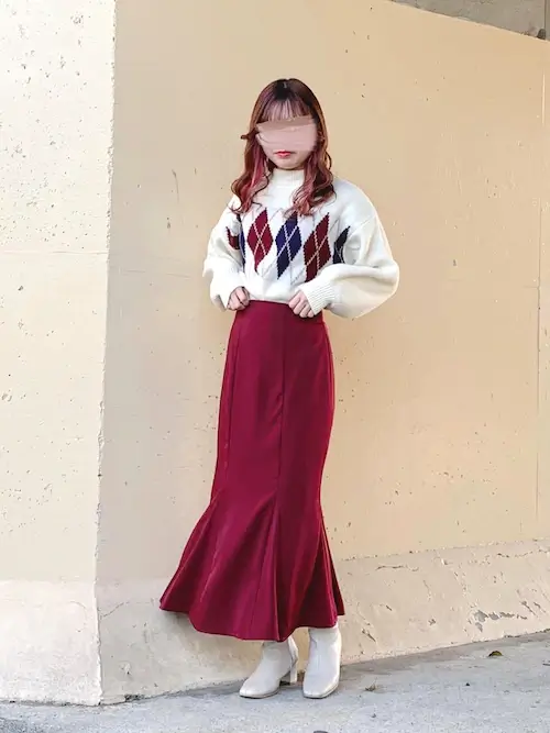 アーガイルニット×ボルドーのマーメイドスカート×白のブーツ