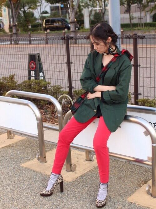 赤のスキニーパンツ×グリーンのジャケット×レオパード柄のパンプス×タータンチェックのショルダーバッグ
