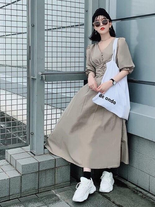 ニット帽×ベージュのワンピース×白のスニーカー×白トートバッグ