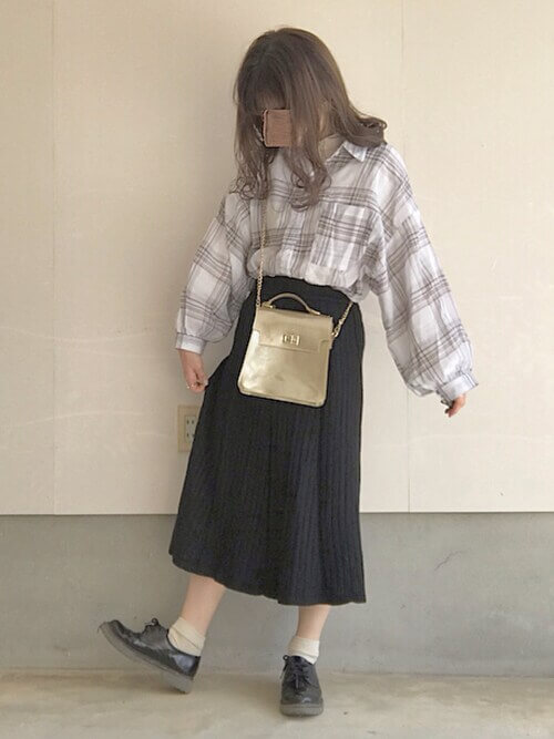チェックのネルシャツ×黒のスカート×黒のブーツ