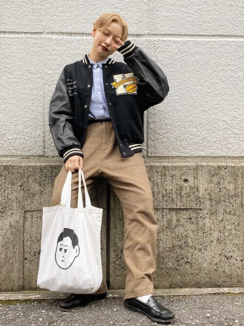 黒のスタジャン×ブルーのシャツ×ベージュのチェックパンツ×黒のローファー