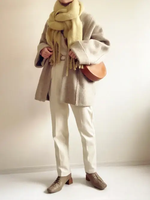 コーディガン×ベージュのニット×白のパンツ×ベージュのブーツ