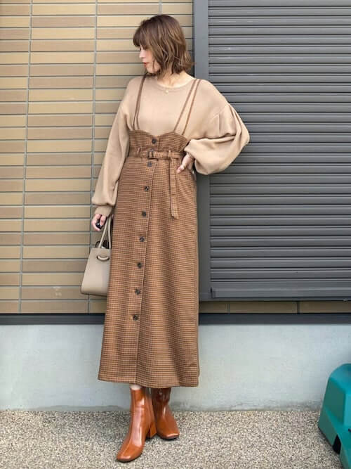 フロントボタンスカート×ベージュのカットソー×キャメルのブーツ