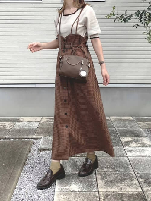 フロントボタンスカート×白ニット×ブラウンのローファー×グリーンのソックス