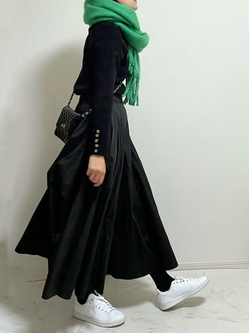 緑のマフラー×黒ニット×黒のスカート×白スニーカー