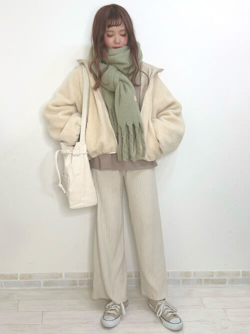 緑のマフラー×ベージュのフリース×ベージュのニット×ベージュのリブパンツ×ベージュのスニーカー