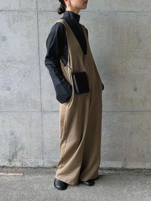 黒のウォレットバッグ×グリーンのオールインワン×黒のブラウス×黒のブーツ