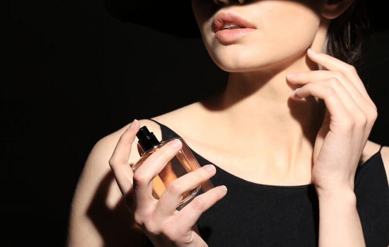 50代女性の香水の選び方：香り選びは自由