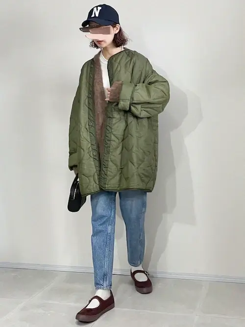 カーキのライナーコート×ブラウンのカーディガン×白のカットソー×デニムパンツ×ブラウンのバレエシューズ