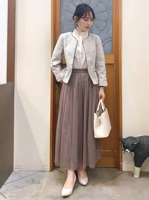 入学式のママコーデ：グレーのツイードジャケット×白のブラウス×ベージュのスカート