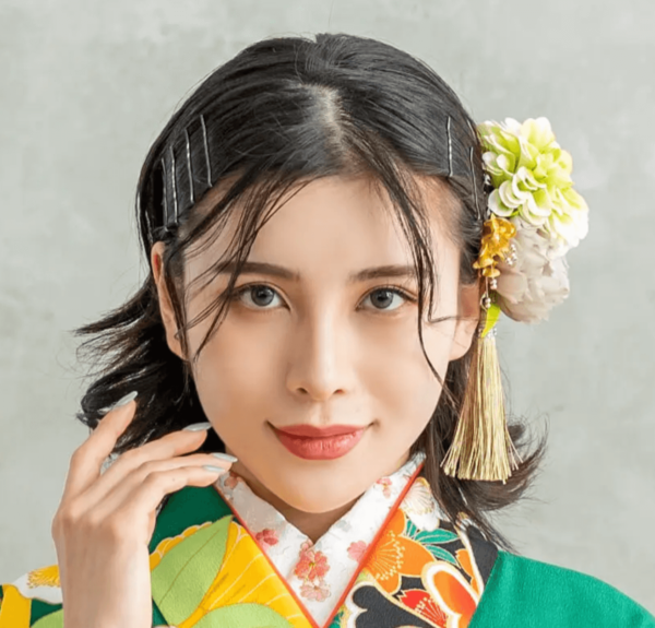 卒業式で袴に合うセミロングのダウンタイルの髪型：外ハネ