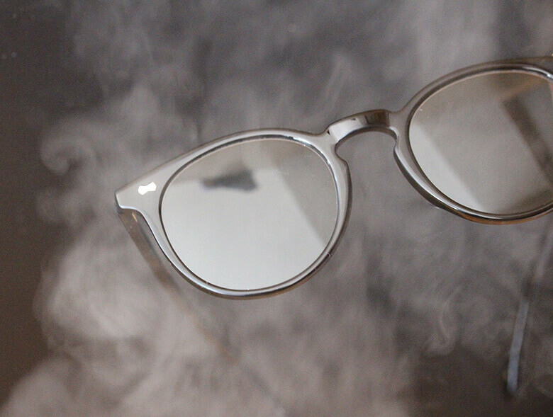 マスクでメガネが曇らないメガネ側でできる対策と便利アイテム:防曇レンズを使用