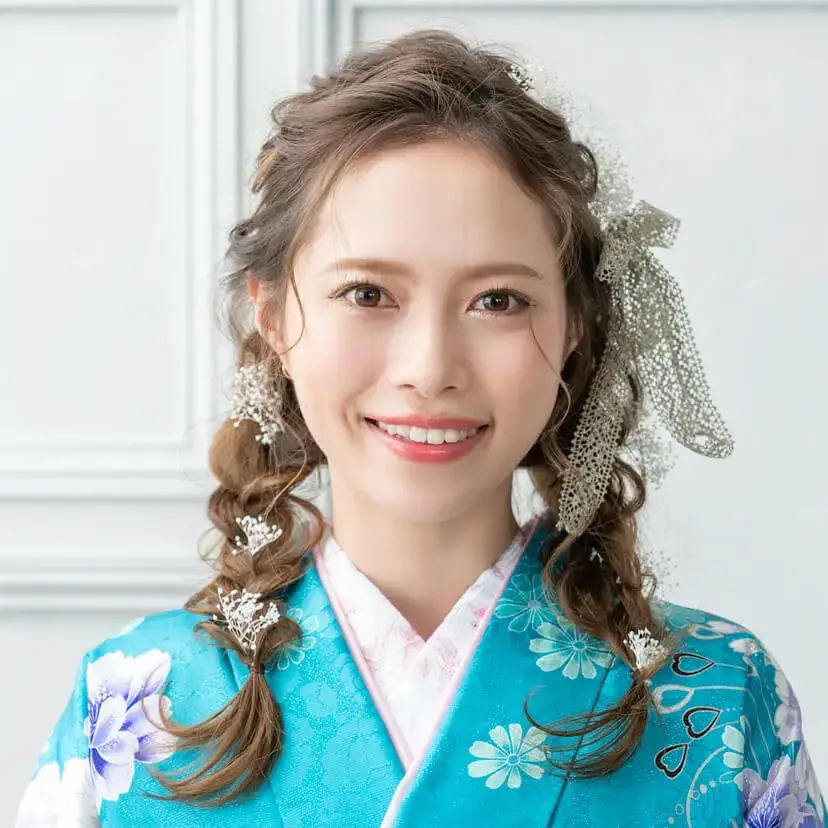 卒業式で袴に合うセミロングのダウンスタイルの髪型：ゆるふわダウンスタイル三つ編みレースリボン