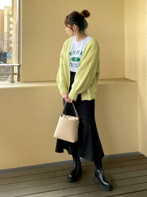 春のカーディガン×白のロゴTシャツ×黒のマーメイドスカート×黒のブーツ