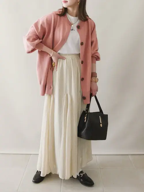春のロングスカートコーデ：ピンクカーディガン×白のロゴT×白のシフォンスカート×黒のローファー