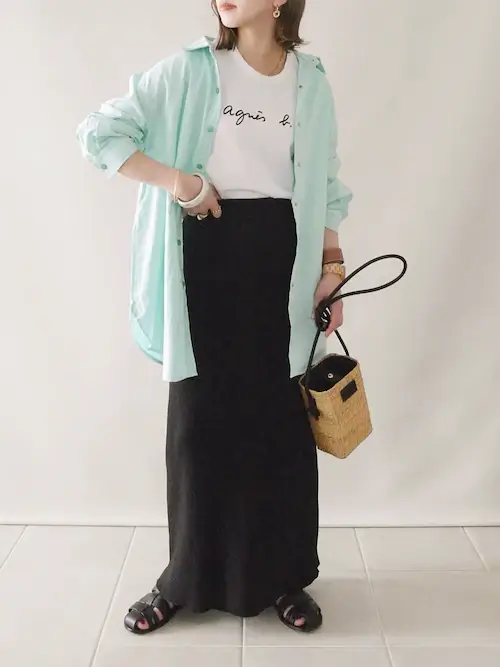春のロングスカートコーデ：グリーンシャツ×白のロゴT×黒のロングスカート×黒のグルカサンダル