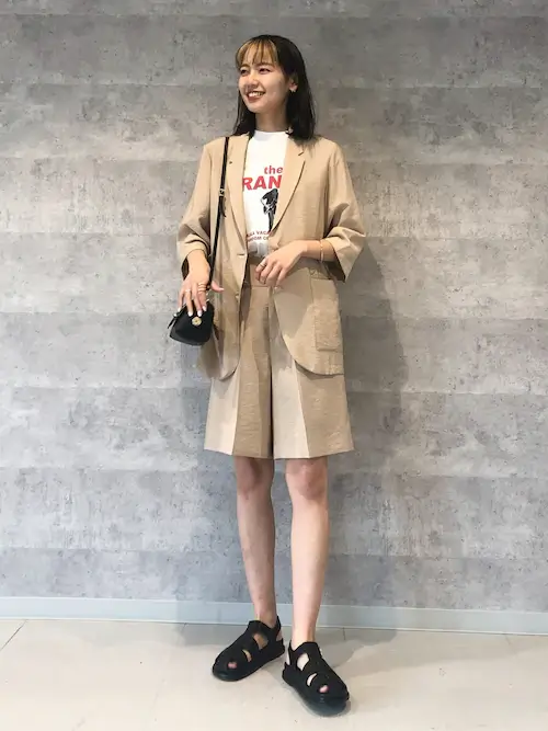 ベージュのジャケット×Tシャツ×ベージュのハーフパンツ×グルカサンダル