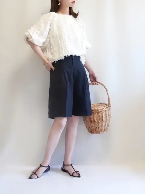 ショートパンツ×白のフリルブラウス×黒のサンダル