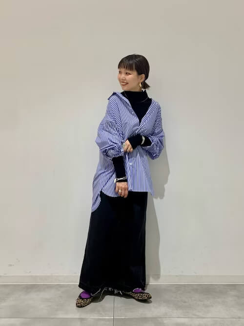 デニムスカート×黒ハイネックニット×ストライプシャツ×豹柄バレエシューズ