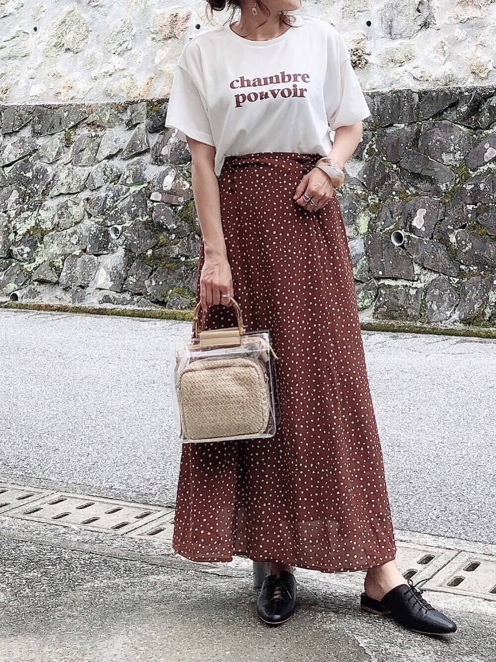 バブーシュ×白のロゴT×ブラウンのドット柄スカート×クリアバッグ
