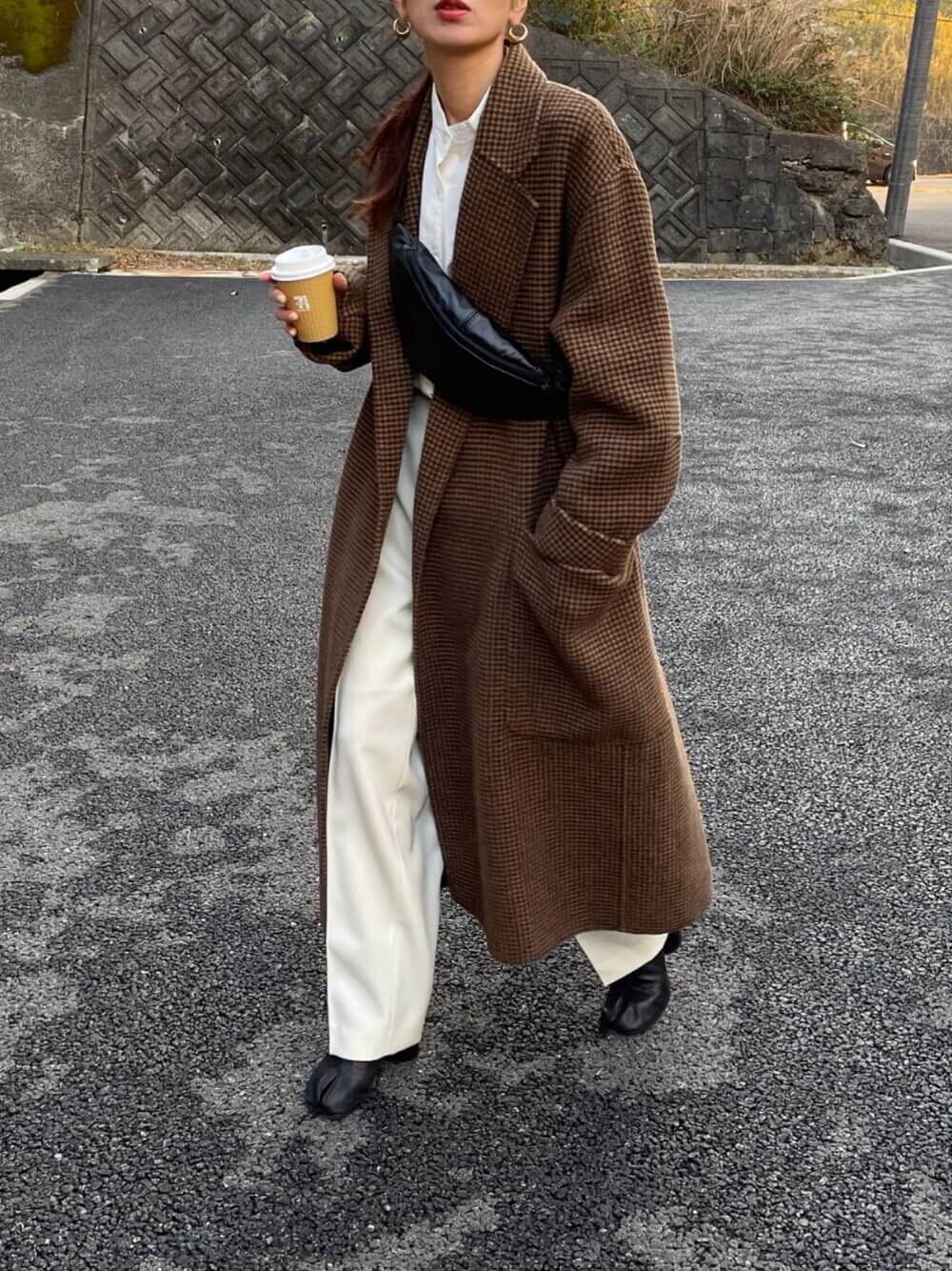 ウエストポーチ×ブラウンのチェックコート×白シャツ×白のスラックス×黒の足袋ブーツ