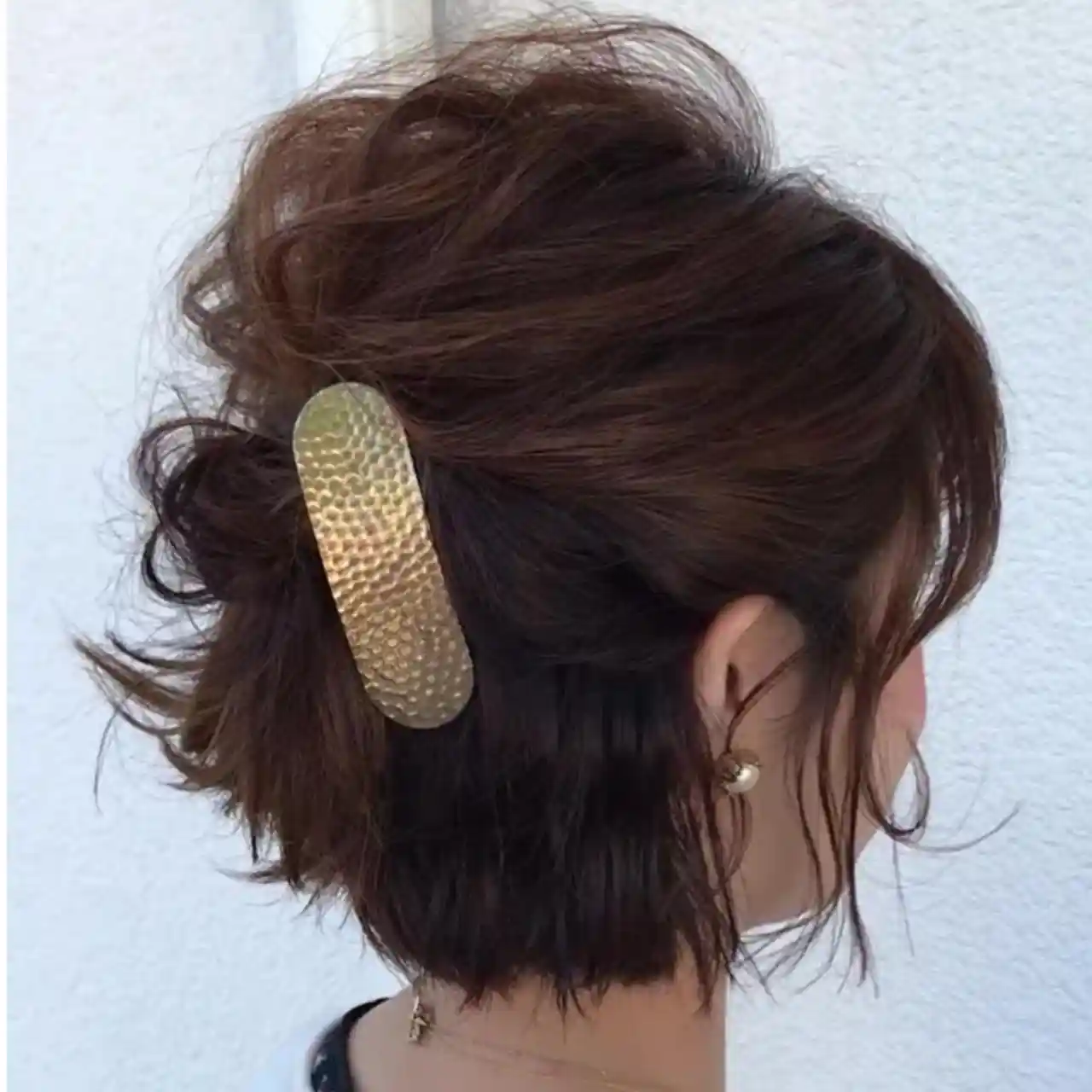 結婚式で人気のショートの髪型：バレッタでアクセント
