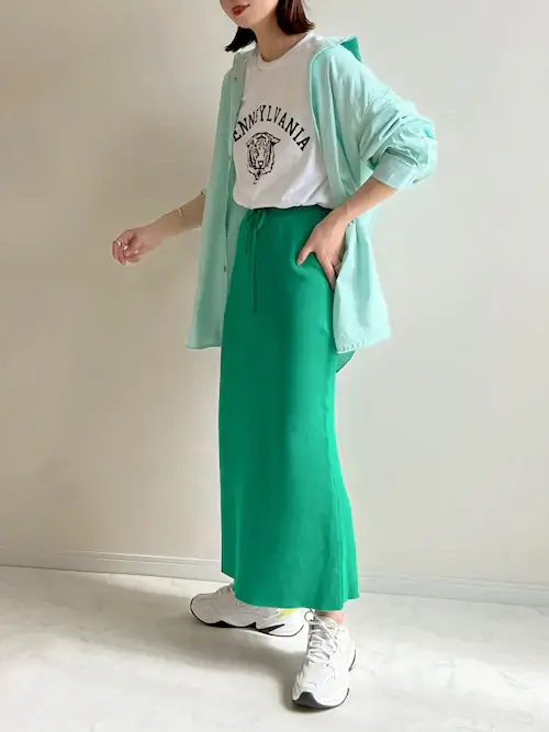 厚底スニーカー×グリーンシャツ×白のロゴT×グリーンスカート
