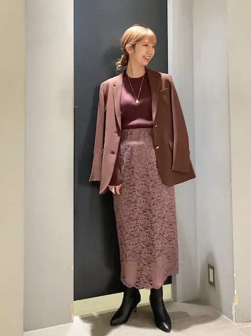 レーススカート×ブラウンのジャケット×ブラウンのニット×黒ブーツ