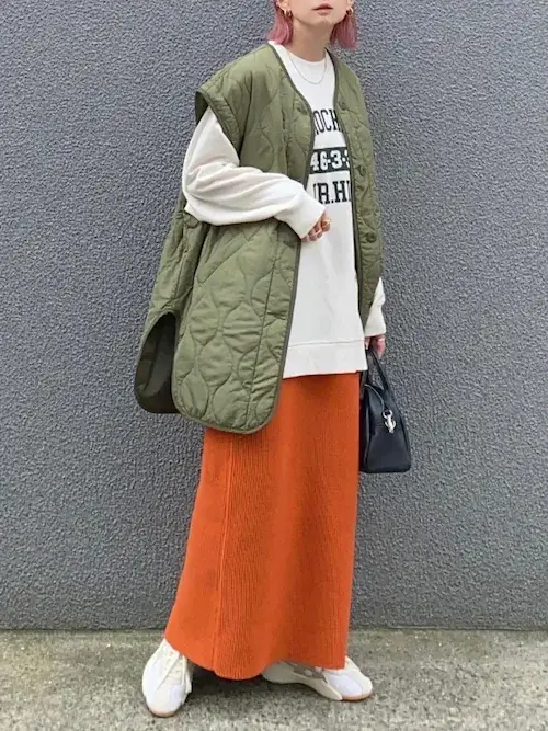 オニツカタイガーのスニーカー×グリーンのベスト×白のロゴスウェット×オレンジのスカート