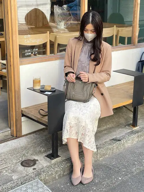 白レーススカート×ベージュのジャケット×ブラウス×グレーのパンプス