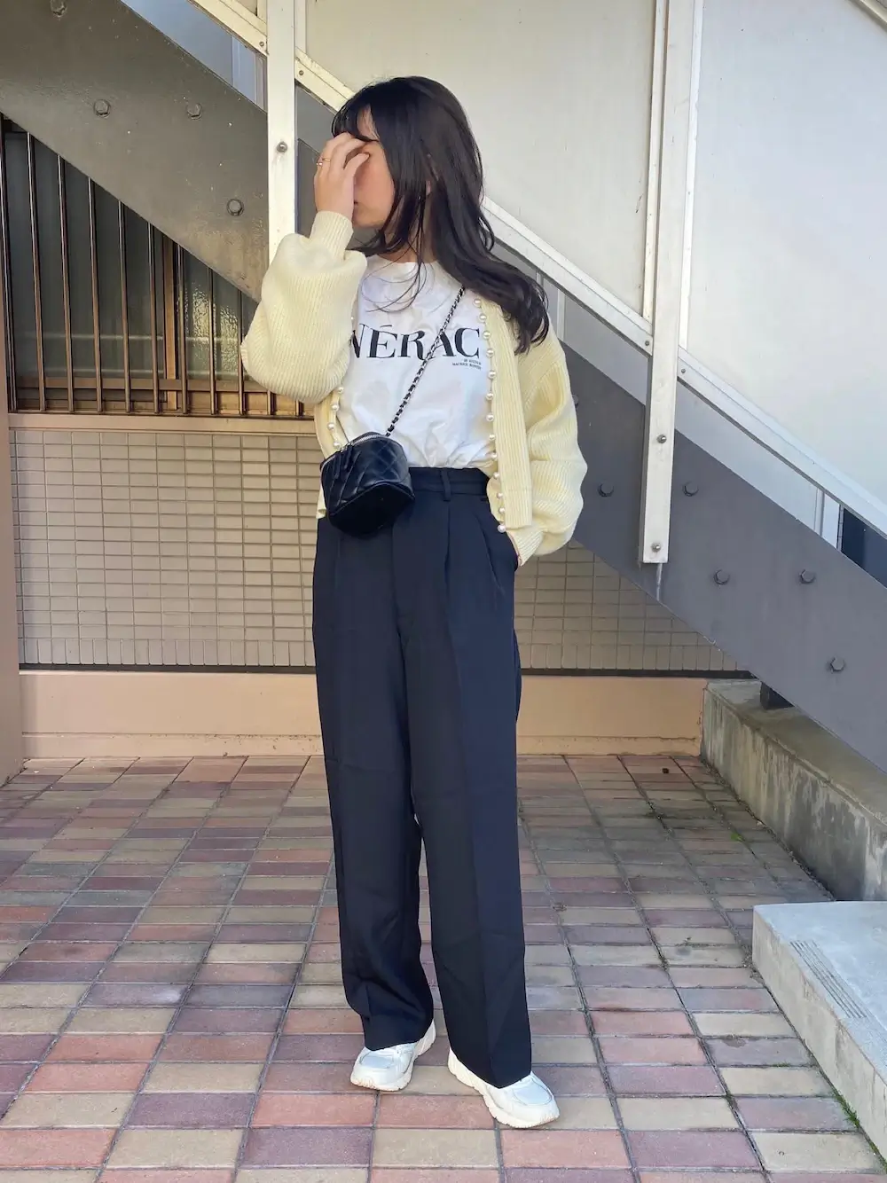 韓国ファッション：ロゴTをワイドパンツでマニッシュに着こなす