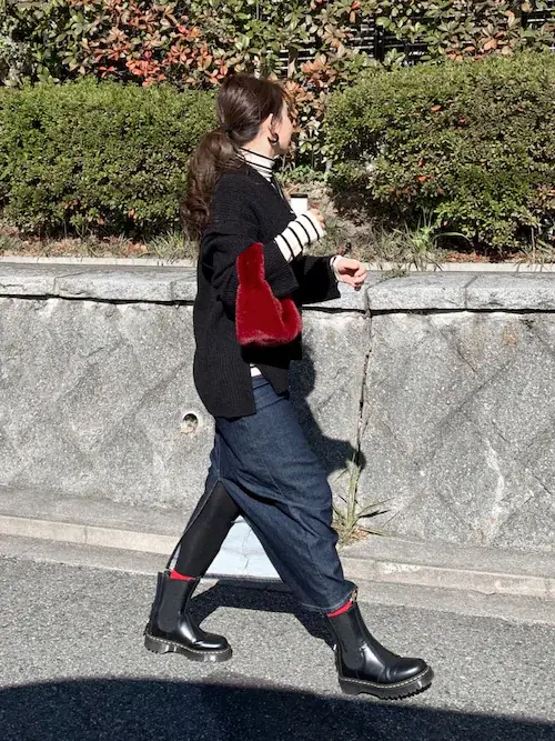 カラーソックス×黒ニット×ボーダー×デニムスカート×黒ブーツ