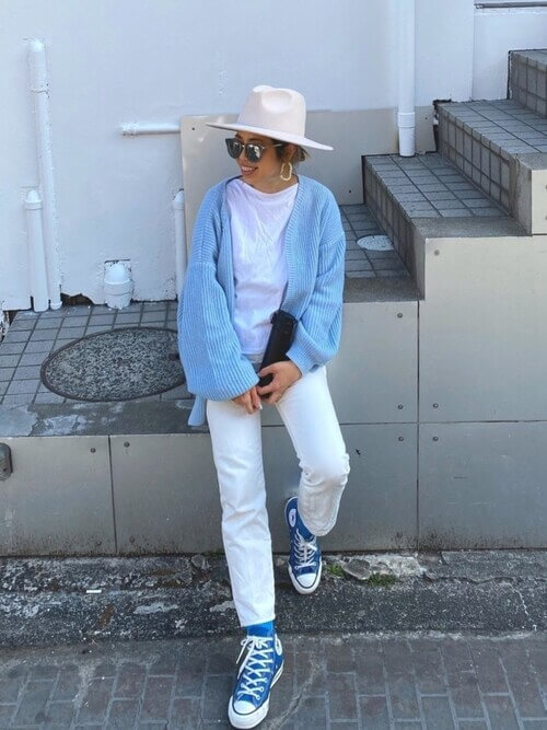 カラーソックス×青のカーディガン×白のパンツ×青のスニーカー