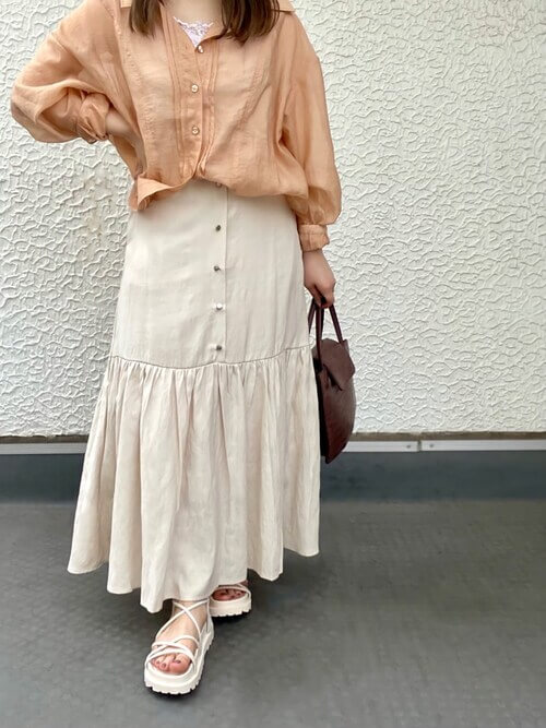 フロントボタンスカート×オレンジのシャツ×白の編みサンダル