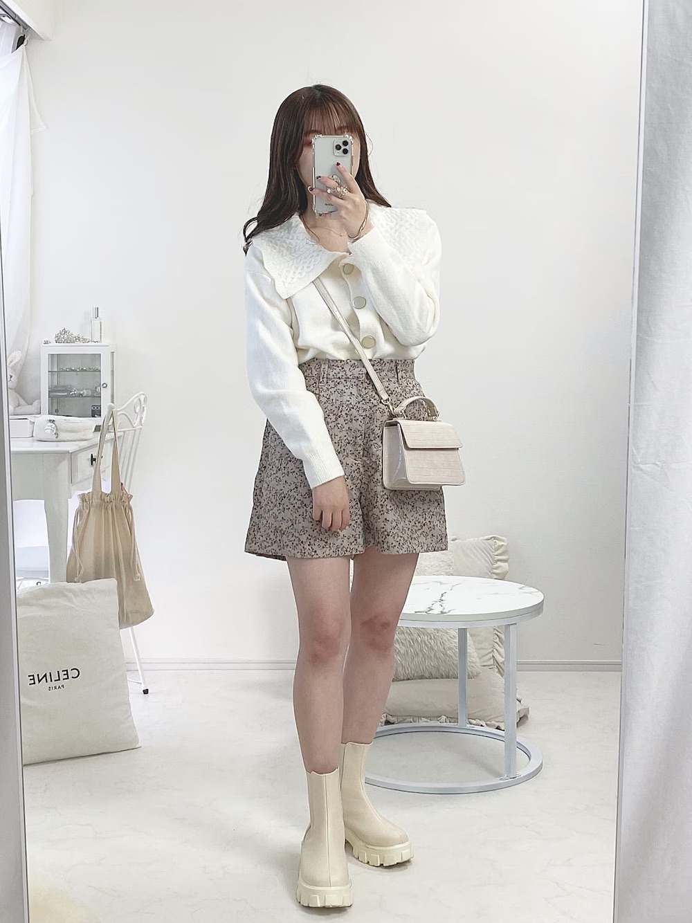 花柄のショートパンツ×白のビックカラーカーディガン×白のショートブーツ
