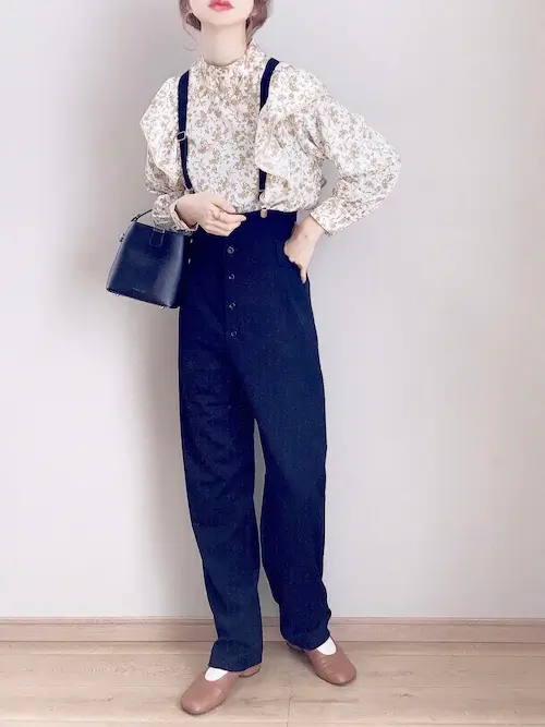 サロペット×花柄ブラウス×ベージュのパンプス×黒のバッグ