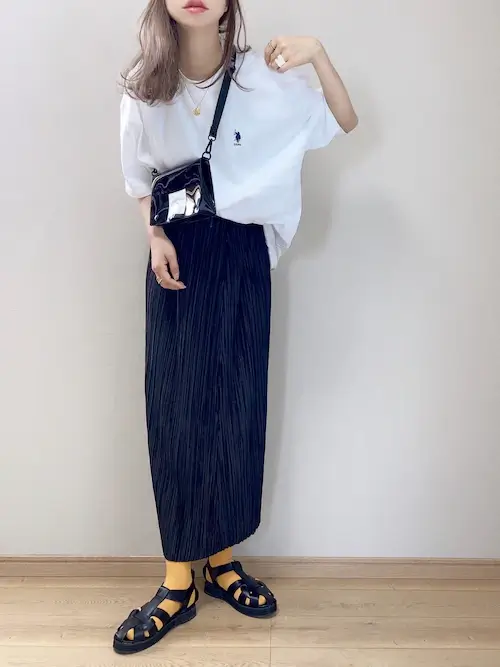 サンダル×白T×イエローのソックス