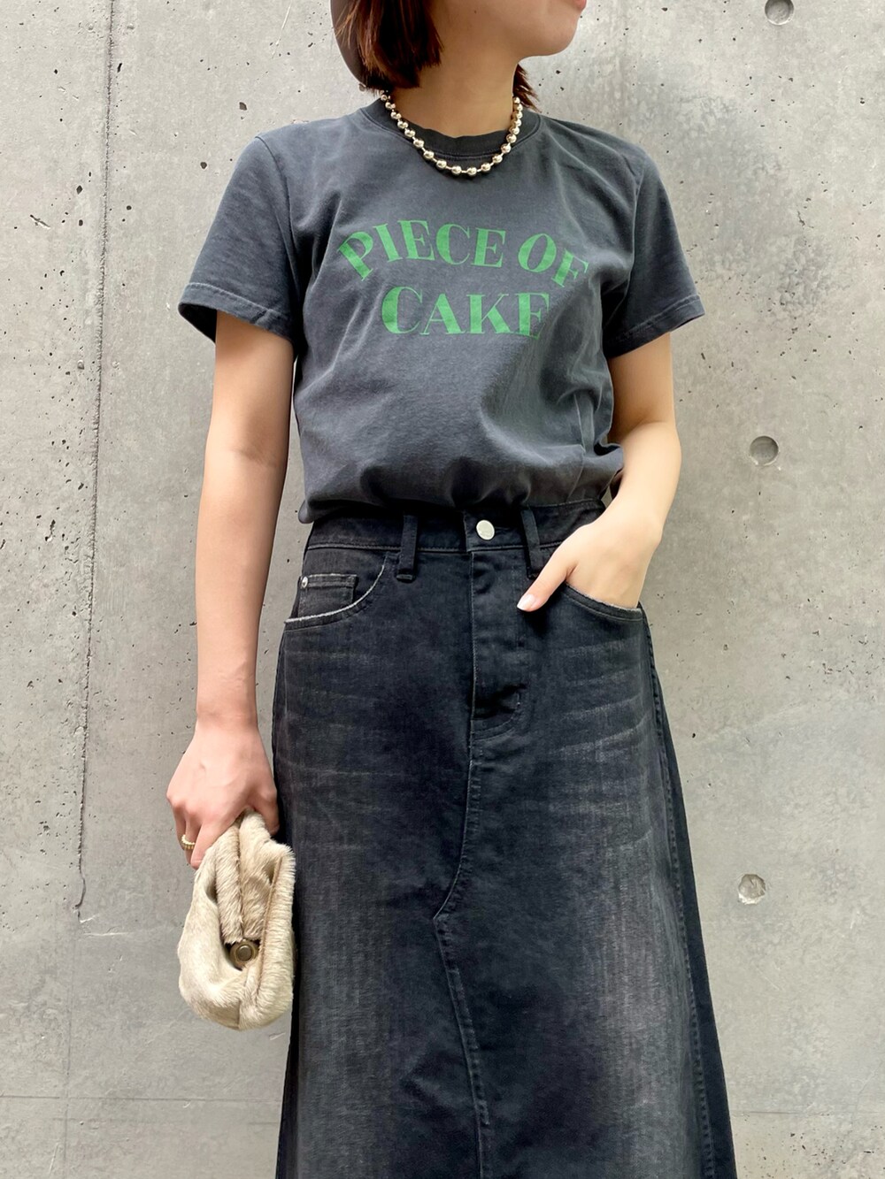 クラッチバッグ×グレーのロゴT×黒のデニムスカート×黒のローファー