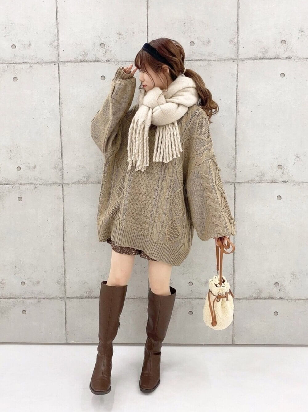 花柄のショートパンツ×ロング丈ニット×ブラウンのロングブーツ