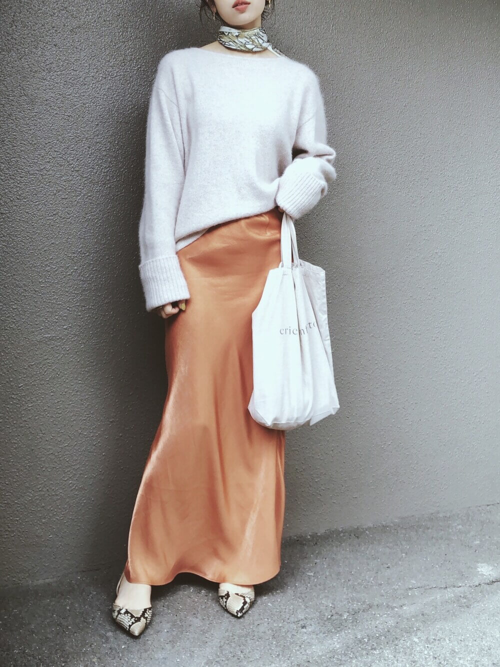 キャンバストートバッグ×白のニット×オレンジのサテンスカート×パイソン柄パンプス×スカーフ