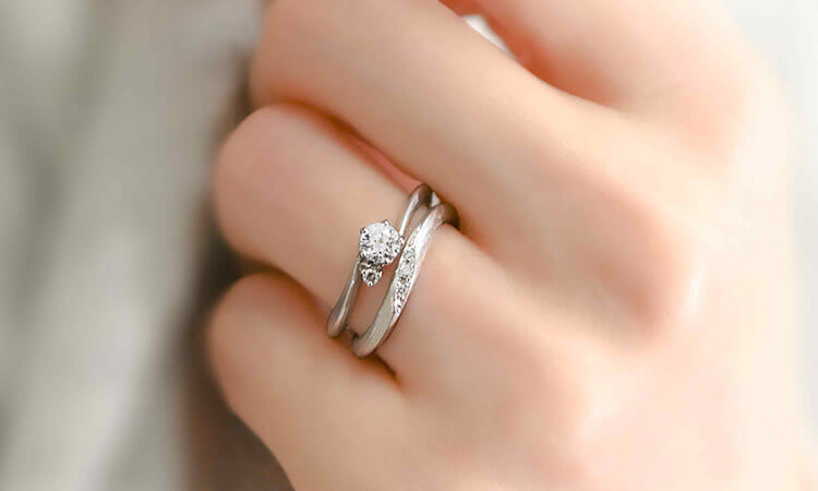 おしゃれに見せる指輪の重ね付け方法：結婚指輪の活用