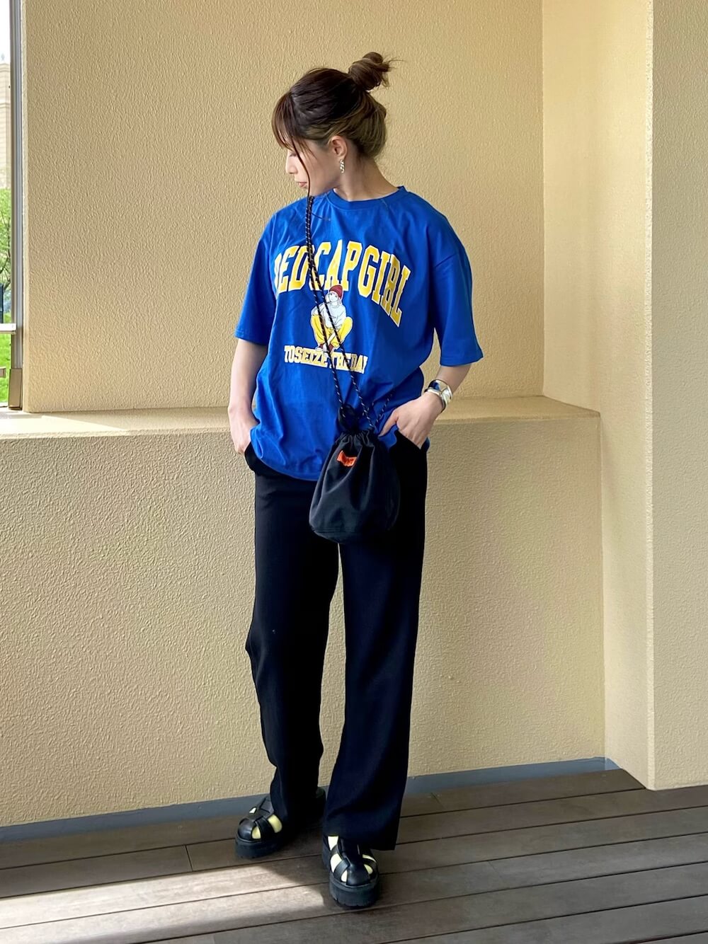 アビスカラーのTシャツ×黒のスウェットパンツ×黒のグルカサンダル×イエローの靴下
